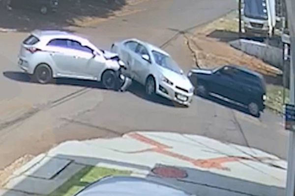 Carro capota após colisão com outros três veículos  no Santa Felicidade