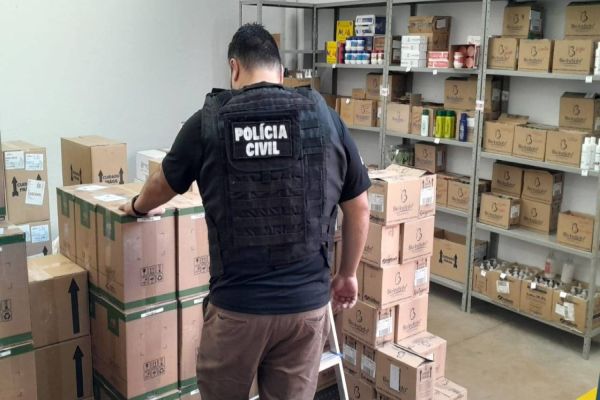 Vigilância Sanitária de Cascavel e Polícia Civil realizam fiscalização em depósito de suplementos