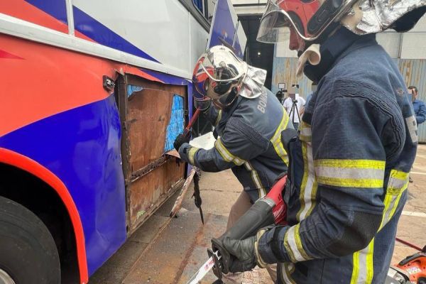 Imagem referente a notícia: Receita Federal apreende ônibus carregado com mercadorias em fundo falso