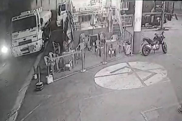 Imagem referente a notícia: Imagens de câmera de segurança flagra homem sendo morto a tiros em Cascavel