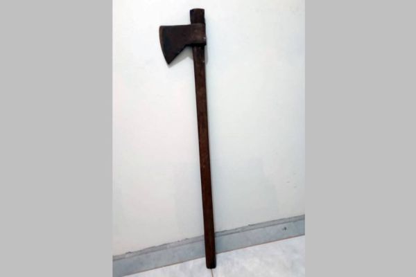 Polícia Militar de Tupãssi aborda suspeito com machado no centro da cidade