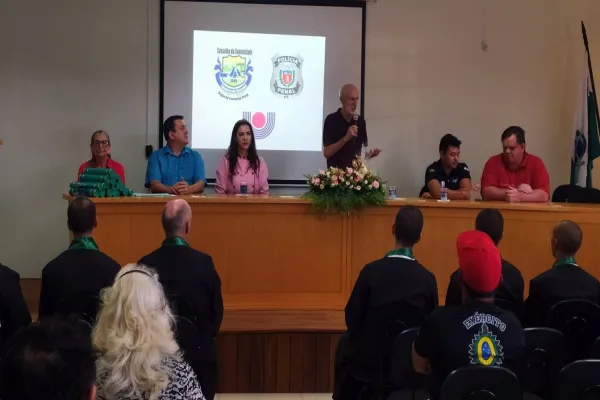 Foto relacionada a notícia: Cerimônia de formatura certifica 18 pessoas privadas de liberdade em confeitaria, em Cascavel