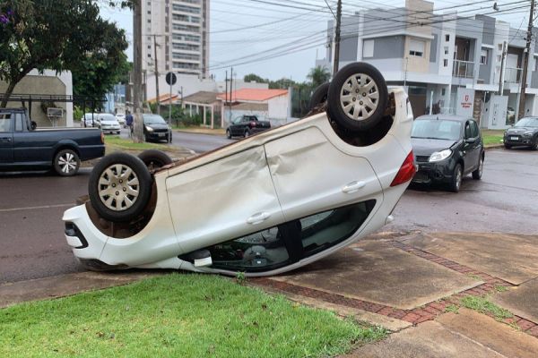 Batida entre dois carros deixa homem ferido no Bairro Coqueiral