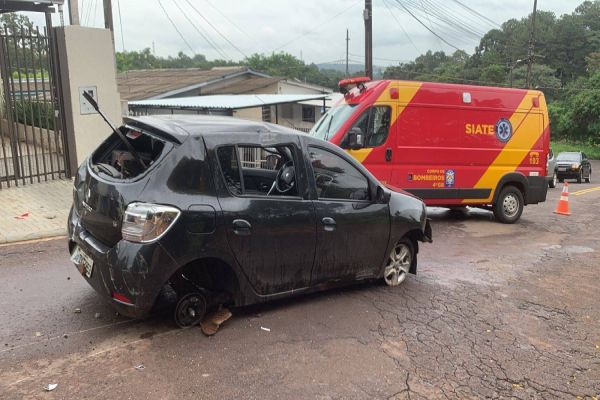 Grávida fica ferida em capotamento de veículo no Jardim Nova Cidade em Cascavel