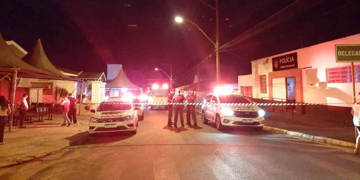 Homem esfaqueia equipe médica e pacientes em hospital e é morto pela polícia