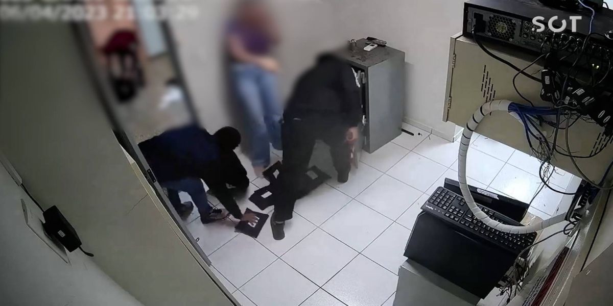 Funcionários de mercado são feitos reféns durante assalto com uso de armas em Céu Azul