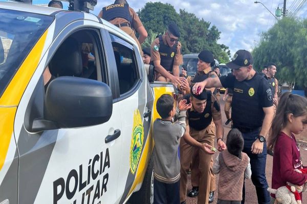 Alunos da Polícia Militar realizam ação social em comemoração à Páscoa no bairro Interlagos