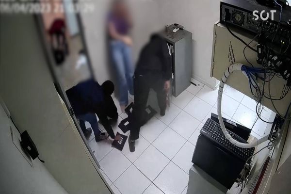 Imagem referente a notícia: Funcionários de mercado são feitos reféns durante assalto com uso de armas em Céu Azul