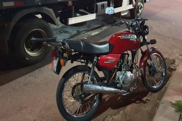 Condutor é flagrado dirigindo moto com diversas irregularidades e mais de R$22 mil em débitos
