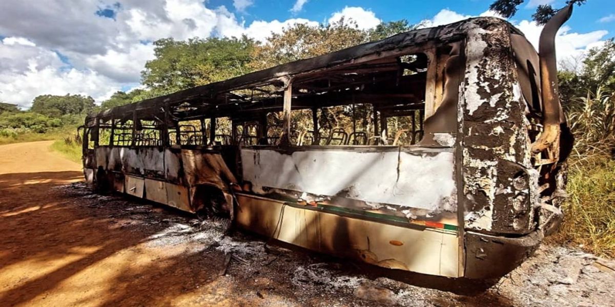 Polícia Militar localiza ônibus roubado incendiado no distrito de Rio do Salto