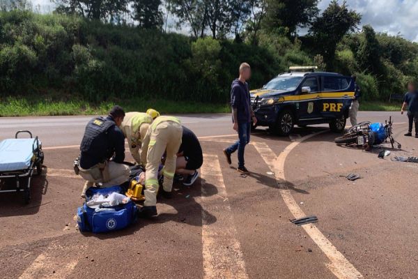 Motociclista de 19 anos fica ferido em colisão de trânsito na BR-467, em Cascavel