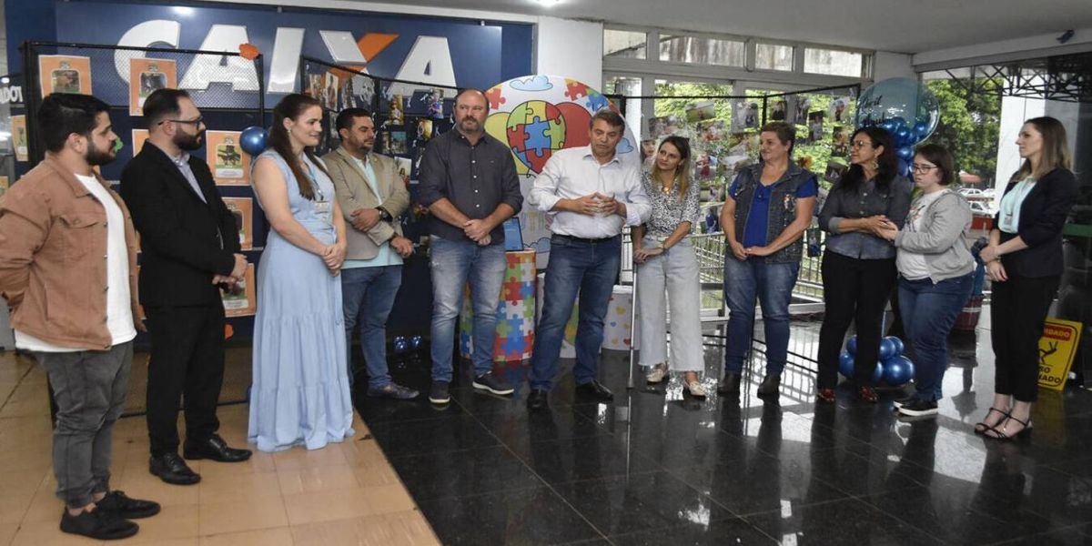 Crianças com TEA e Down estrelam exposição de fotos no hall do Paço de Toledo