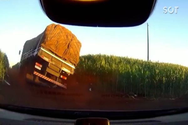 Imagem referente a notícia: Após fuga, PRF apreende caminhão carregado com 200 mil maços de cigarros no oeste do Paraná