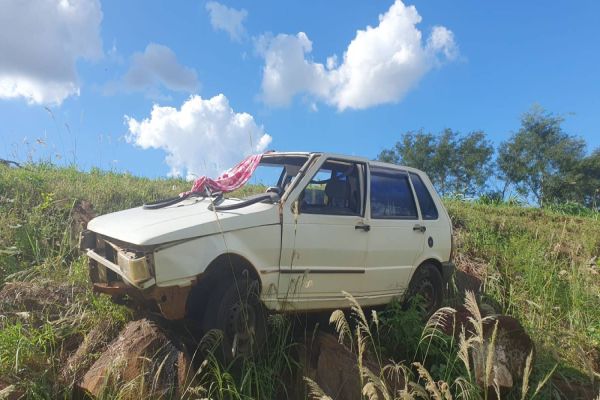 Carro sai da pista e para sobre pedra após acidente na PR-239 em Jesuítas