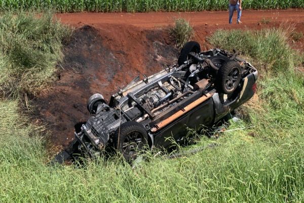 Caminhonete capota e incendeia na BR-467 em Cascavel