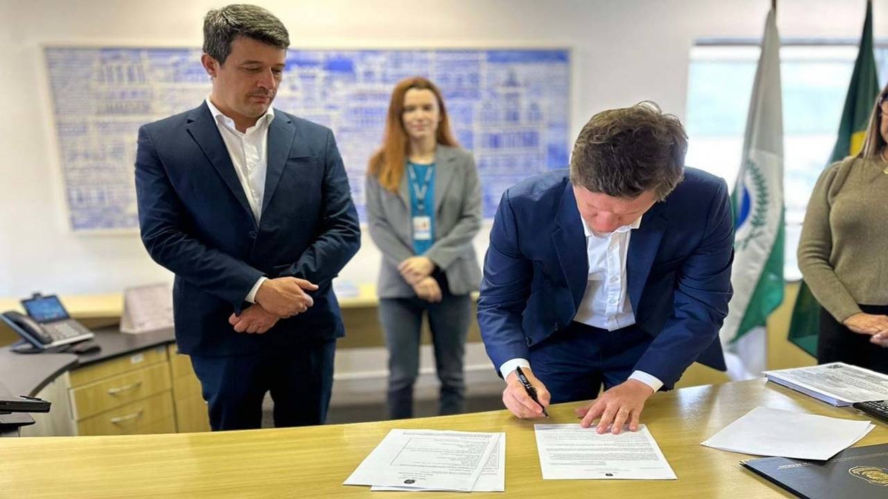 Paraná e Polícia Federal assinam acordo de cooperação para atendimento a migrantes