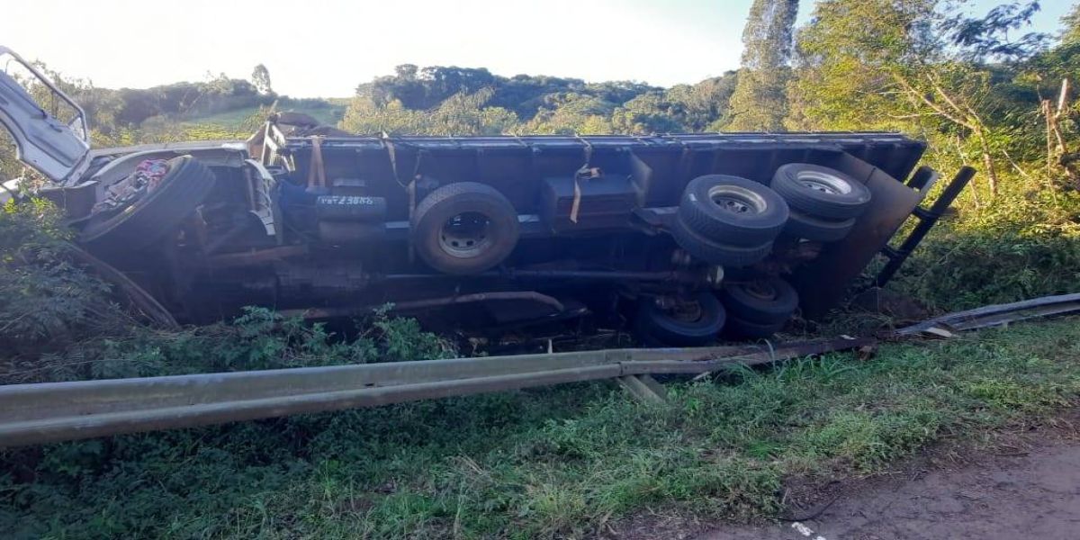 Caminhão tomba após colisão contra defensa metálica na PR-471 em Catanduvas