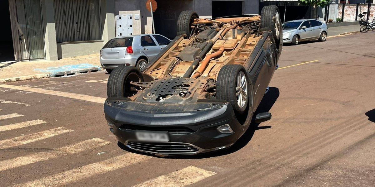 Carro capota após forte colisão na Avenida Santa Catarina em Corbélia