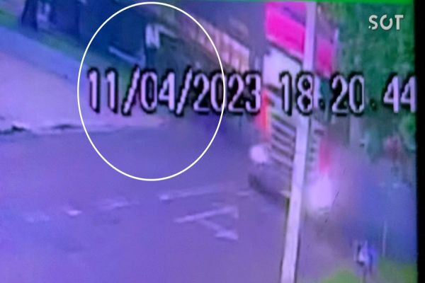Câmera de segurança registra momento em que idoso é atropelado por caminhão no Cascavel Velho