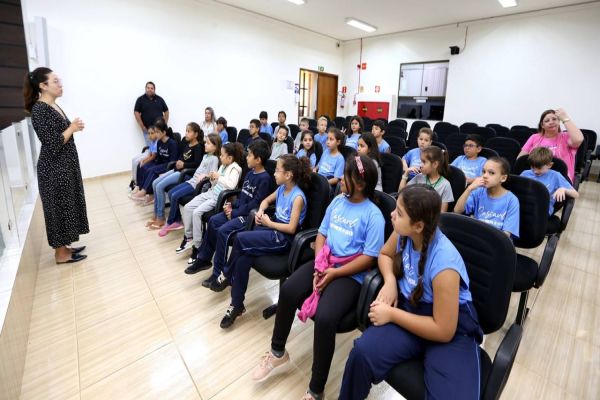 Alunos do 3º ano fundamental do Caic II visitam a Câmara; traga também sua escola