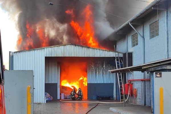 Incêndio de grandes proporções atinge fábrica de colchões em Toledo