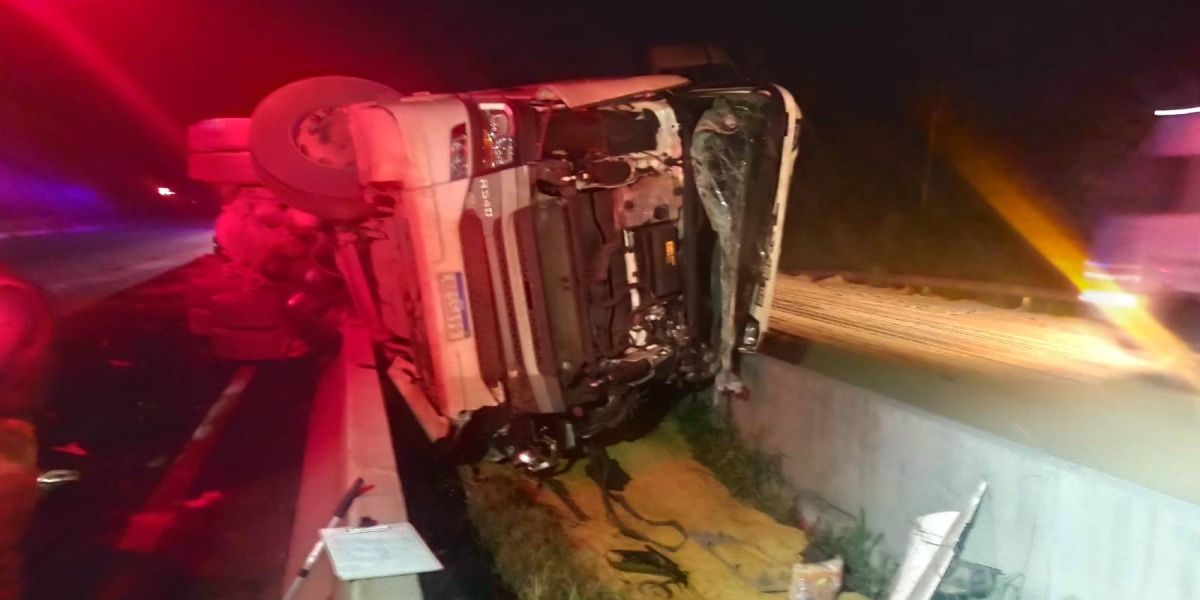 Caminhoneiro morre após tombamento de Rodotrem na BR-376 em Imbaú