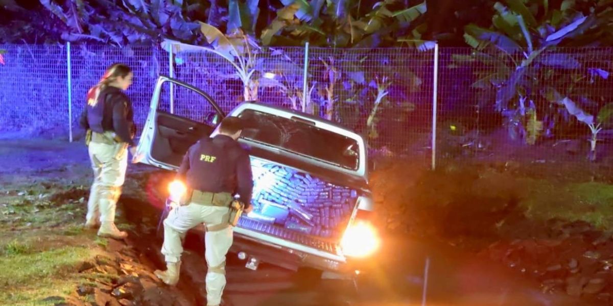 PRF apreende quase uma tonelada de maconha, recupera caminhonete roubada e prende homem no Paraná