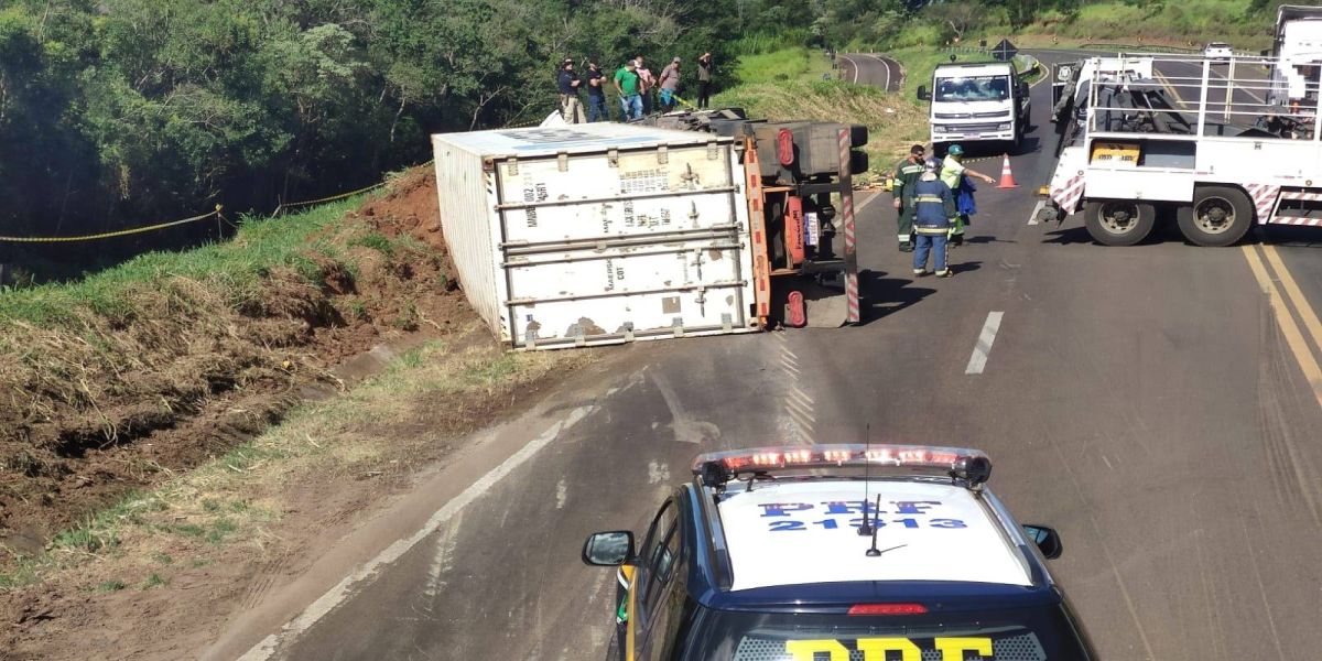 Homem morre após caminhão tombar e colidir contra barranco na BR-277 em Guaraniaçu