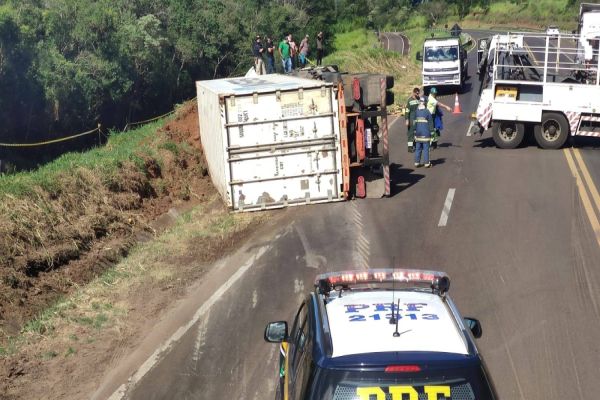 Homem morre após caminhão tombar e colidir contra barranco na BR-277 em Guaraniaçu