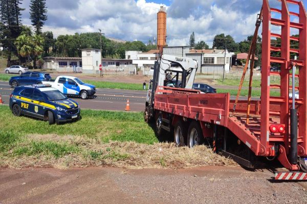 Caminhão atravessa marginal da BR-277 e cai em canteiro próximo ao Parque São Paulo