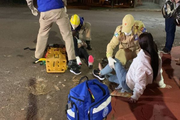 Duas mulheres ficam feridas em colisão entre moto e carro no Bairro São Cristóvão, em Cascavel