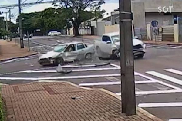 Câmera de segurança registra forte colisão entre Corsa e Hilux no Centro de Cascavel