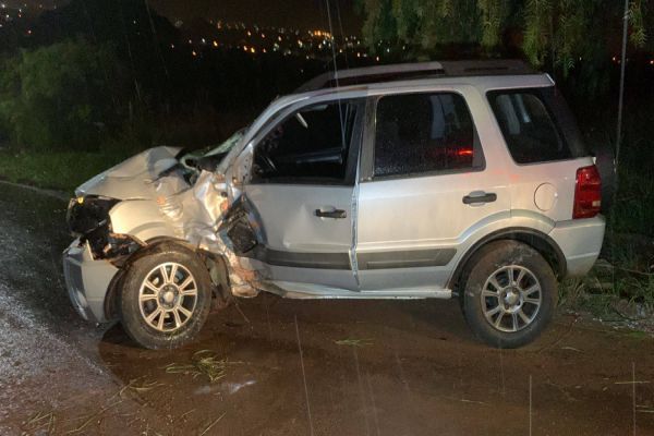 Ecosport colide violentamente contra arvore na Rua Altemar Dutra no Jardim Bela Vista