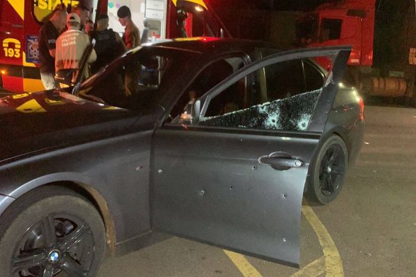 Imagem referente a notícia: Três pessoas são alvejadas em ataque a tiros próximo ao Viaduto da Rua Olindo Periolo em Cascavel