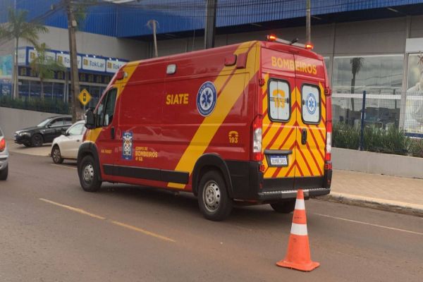 Pedestre é atropelado por moto na Rua Europa no Bairro Periolo