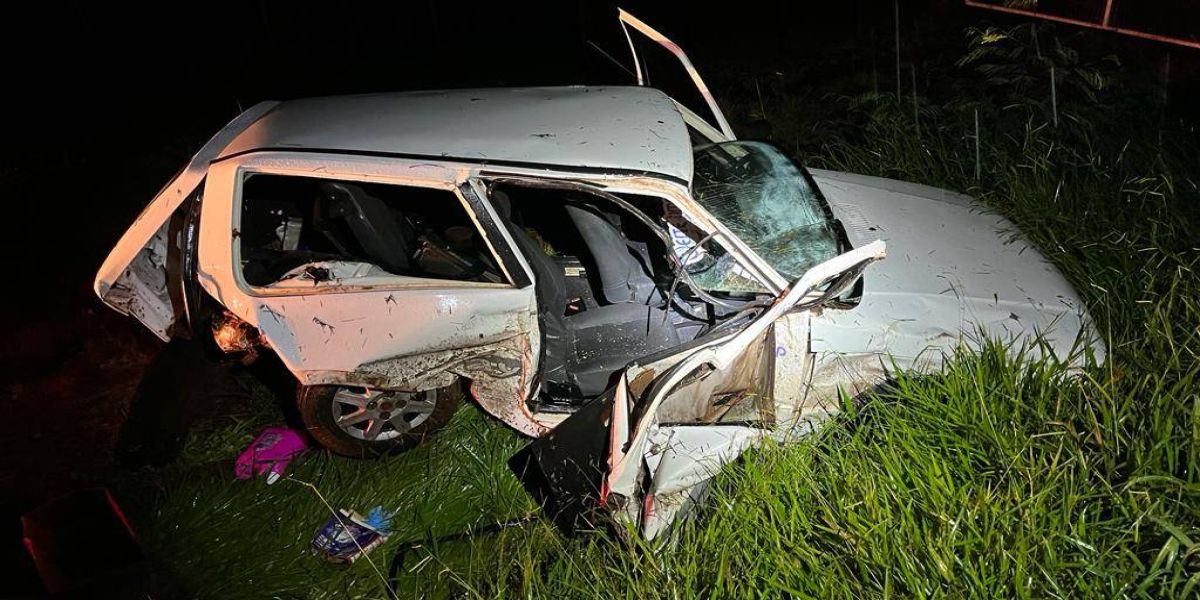 Uno colide em barranco após saída de pista na PR-317 em Ouro Verde do Oeste