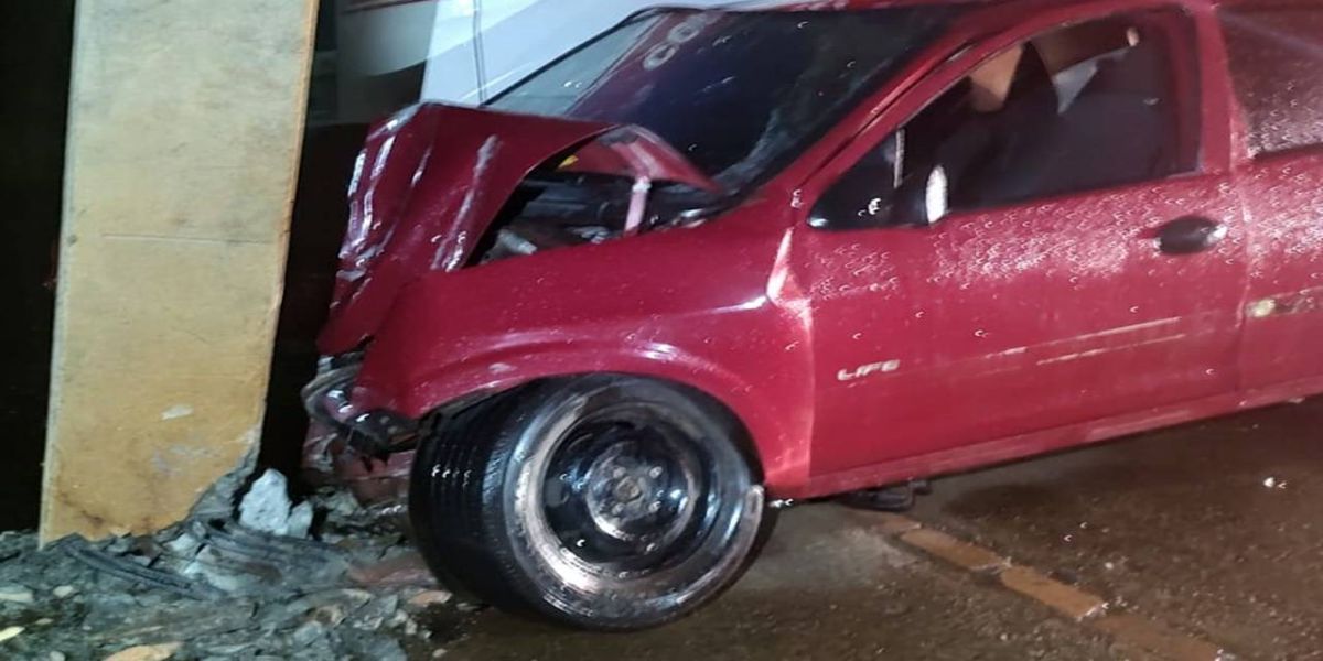 Celta colide contra viga de concreto após colisão com caminhão na PR-317