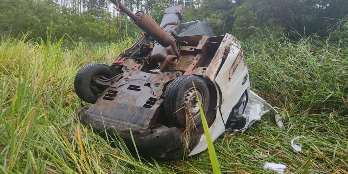 Carro parte ao meio em violenta colisão de trânsito na PR-486; Duas pessoas ficaram feridas