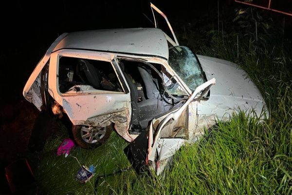 Uno colide em barranco após saída de pista na PR-317 em Ouro Verde do Oeste