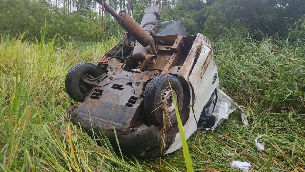 Carro parte ao meio em violenta colisão de trânsito na PR-486; Duas pessoas ficaram feridas