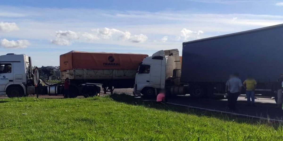Colisão entre duas carretas interdita BR-277 em Cascavel