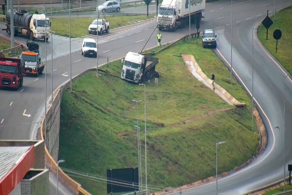 Caminhão colide contra poste após saída de pista no Trevo Cataratas em Cascavel