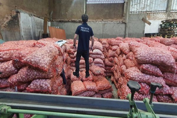 Imagem referente a notícia: Receita Federal e PF cumprem mandados a depósitos de alimentos importados de forma irregular