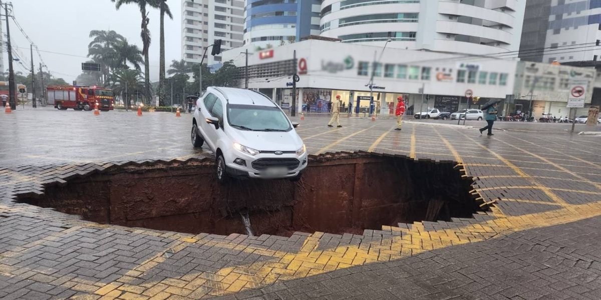 Cratera se abre no centro de Maringá e carro fica pendurado