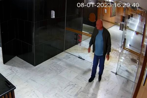 Imagem referente a notícia: Imagens mostram baixo contingente de segurança no Planalto e atuação do GSI no 8 de janeiro