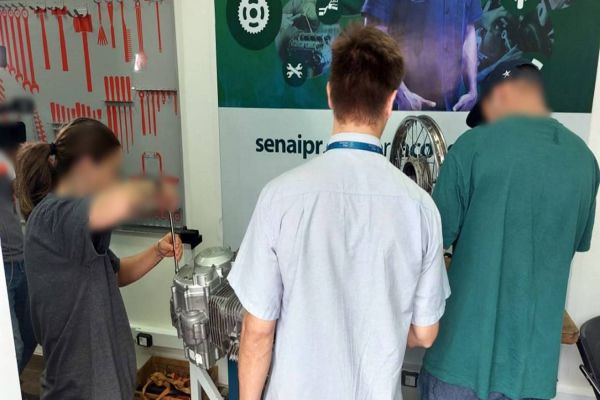 Egressos e monitorados do sistema prisional são certificados em curso de mecânica de motos