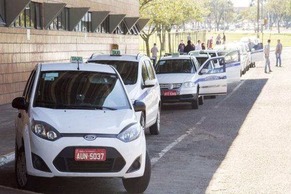 Veículos com até 12 anos terão permissão para circular como táxi até final de 2024