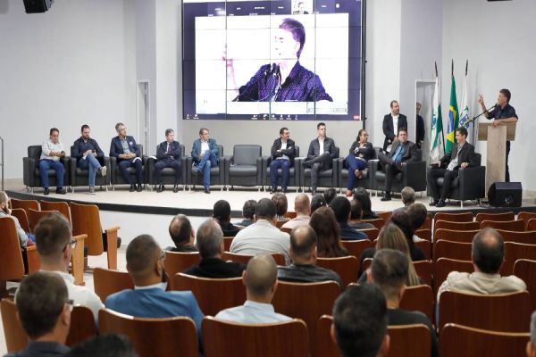 Paranhos participa de evento que debate tributos municipais
