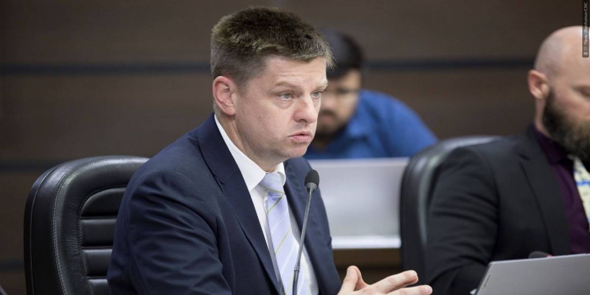 Pedro Sampaio sugere cursos para servidores agirem em emergências nas escolas