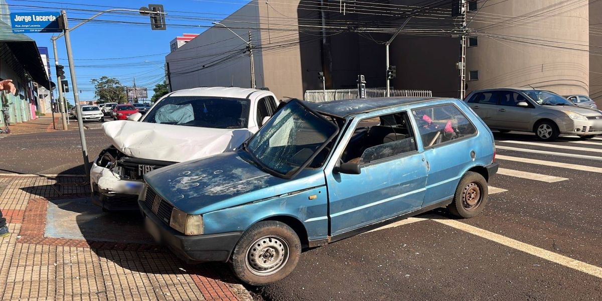 Forte colisão de trânsito é registrada na Rua Jorge Lacerda, no Centro de Cascavel